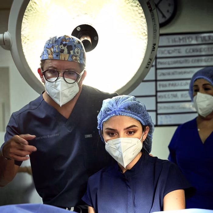 Stock_Nascere-2-1 Médicos-Nascere-en-quirófano-trabajando-en-equipo