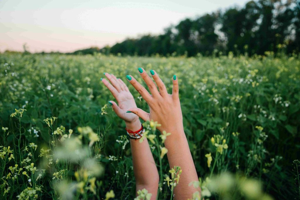 mujer-manos-aire-flores-naturaleza-nascere-flores