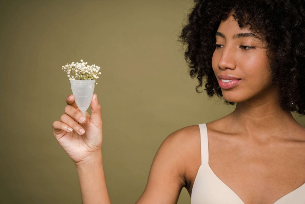 Mujer sosteniendo copa menstrual