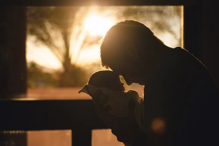 padre-sosteniendo-bebe-recien-nacido