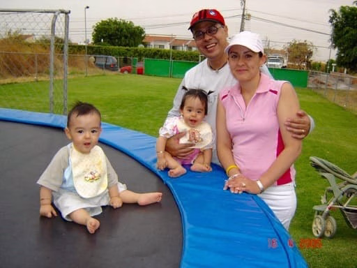 Graciela y Mauricio 2 familia-feliz-sonriente-mama-papa-gemelos-trampolin