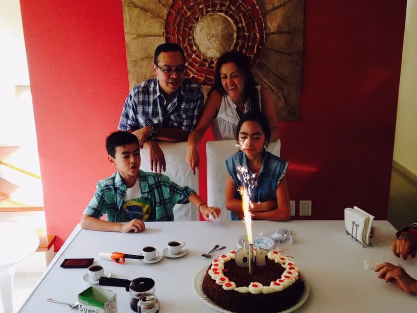 familia-feliz-festejando-mama-papa-gemelos-cumpleanos